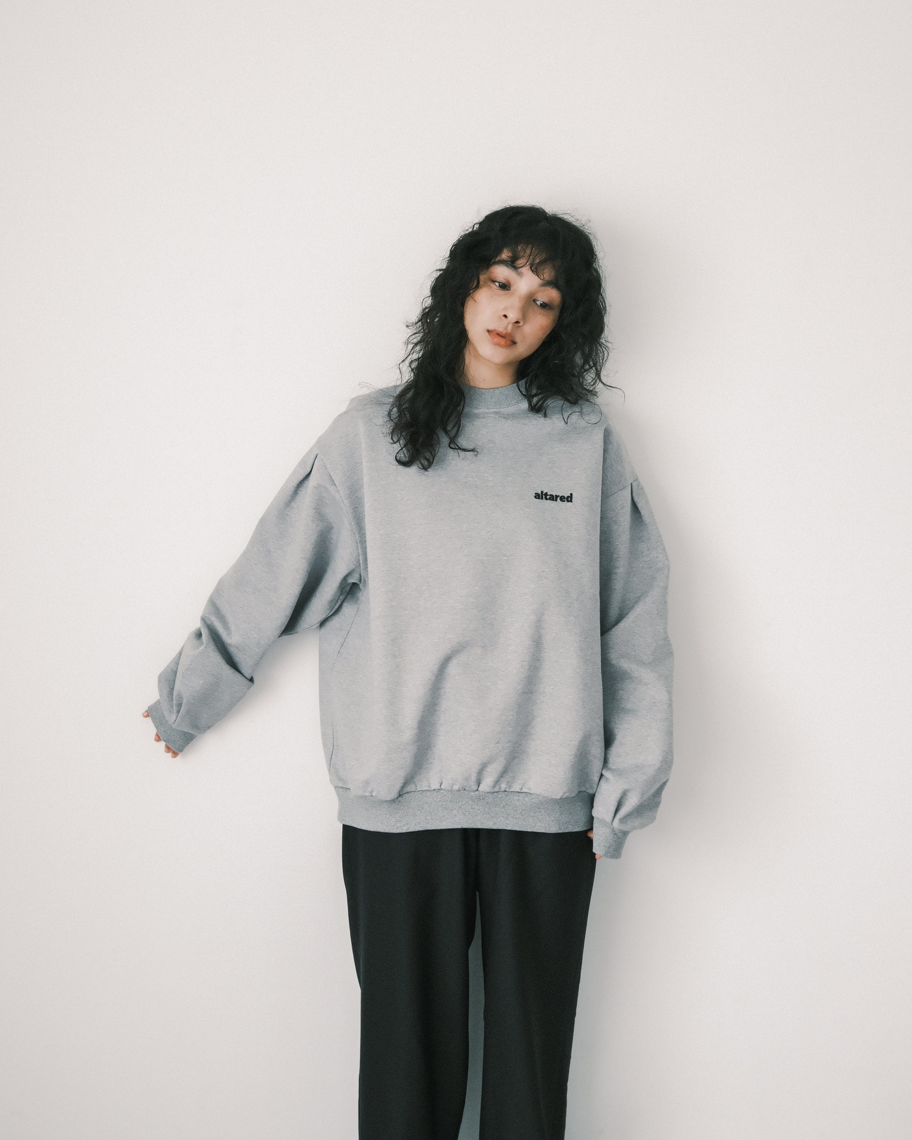 altared/Logo 3D Embroidery Pleated Sleeve Crew Neck Sweat[GRAY]